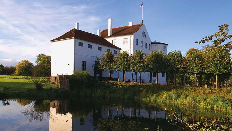 Kasteel Brundlund, gezien vanaf het meer