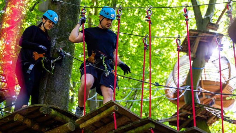 Junges Pärchen klettert in High Park Sønderjylland