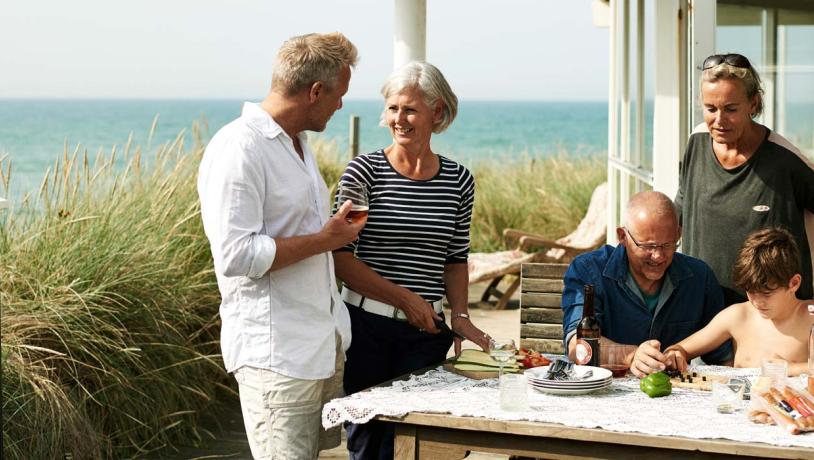 Familie på tre generationer hygger ved sommerhus