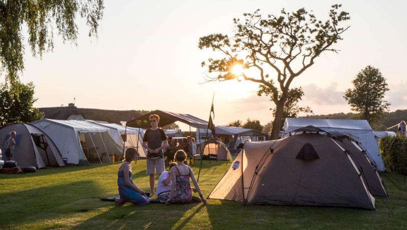 Kampeerplezier in de zon op Gammelbro Camping