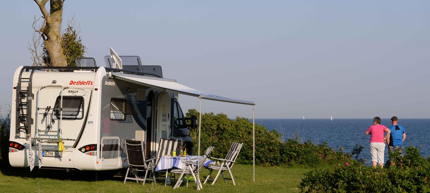 Camper aan het water op Drejby Strand Camping