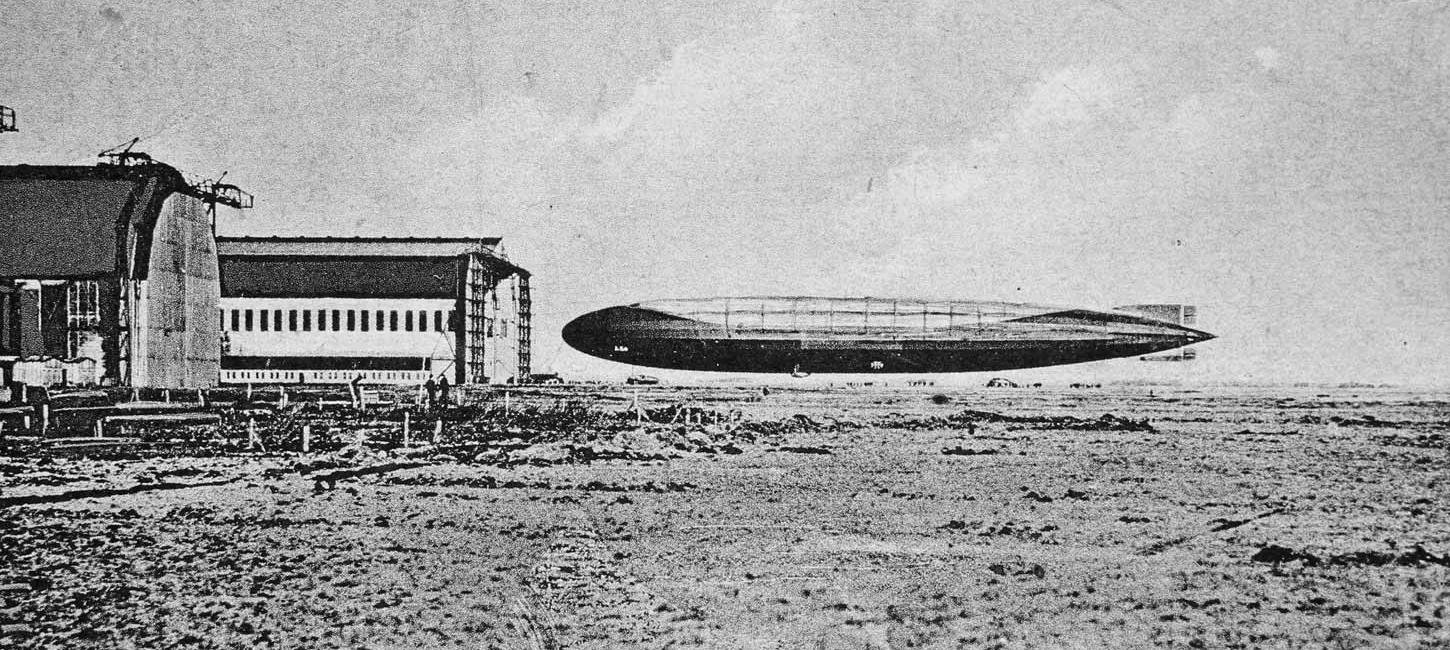 Archieffoto: Zeppelins voor de hangar op de zeppelinbasis in Tønder