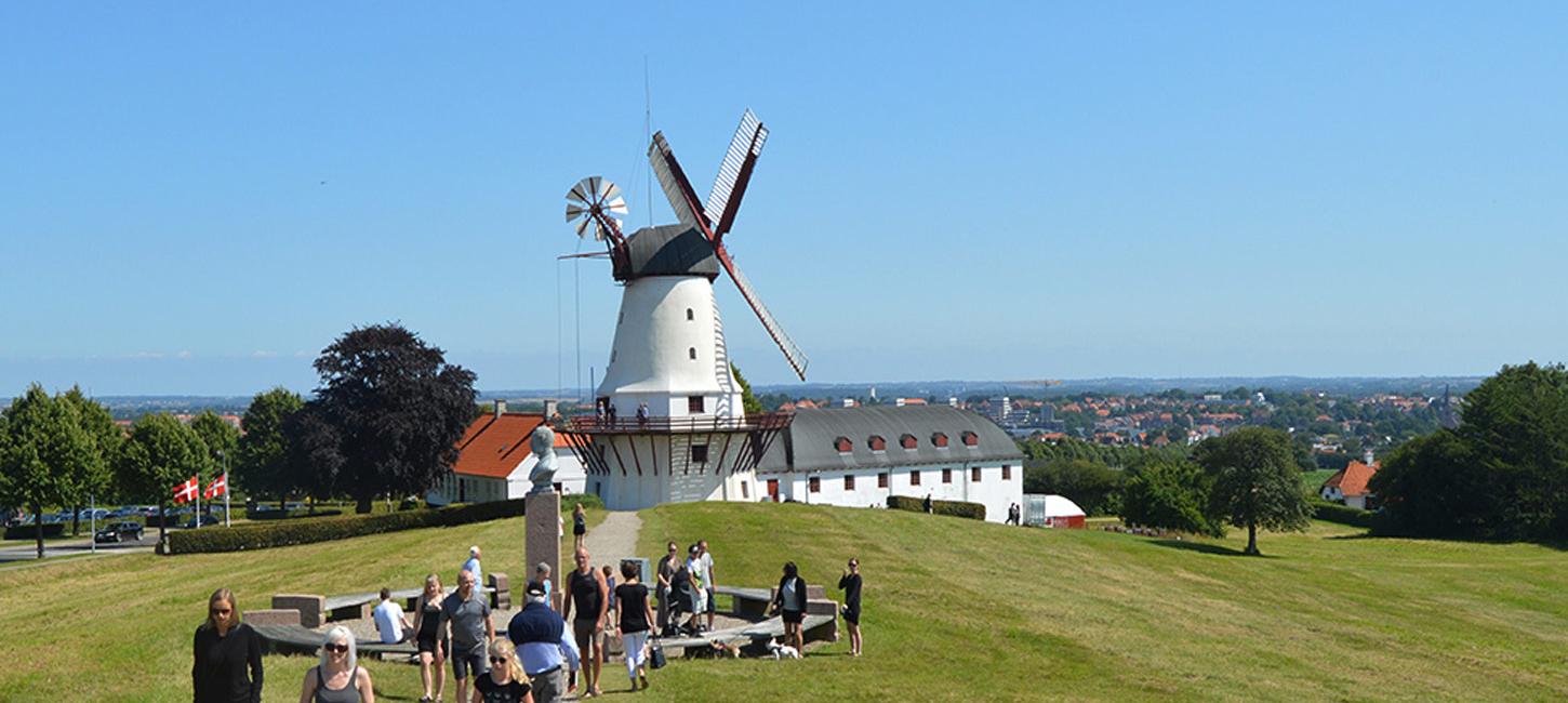 Dybbøl Mølle med mindesten foran