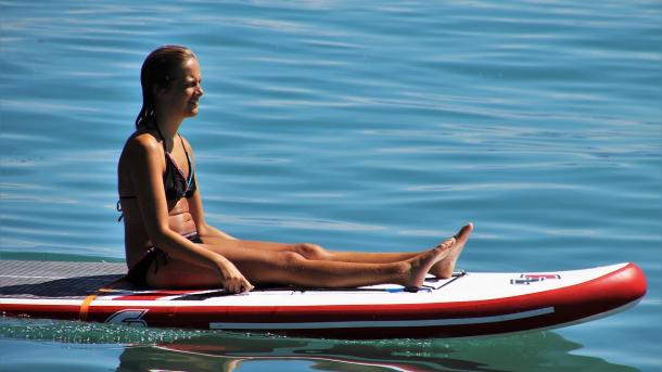 Kvinde på paddleboard