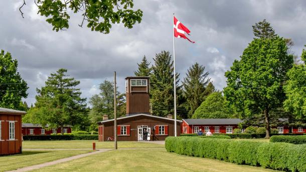 Frøslevlejren med dannebrog