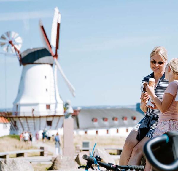 Familie holder hyggepause med is ved Dybbøl Banke