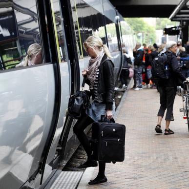 En rejsende stiger ombord på toget fra DSB