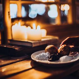 Æbleskiver i stearinlysets skær på krusmølle